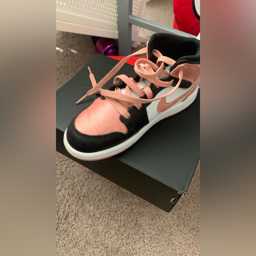 Girls Jordan Mid Size 1.5.